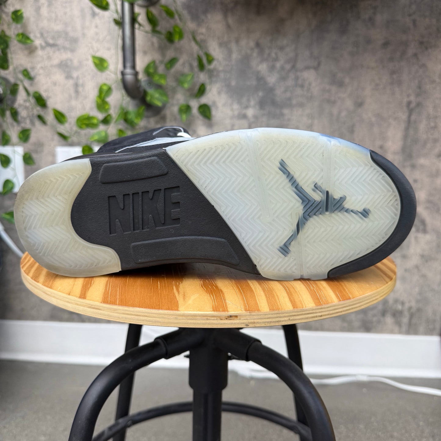 PRE-OWNED Jordan 5 Metallic Reimagined SZ 8.5