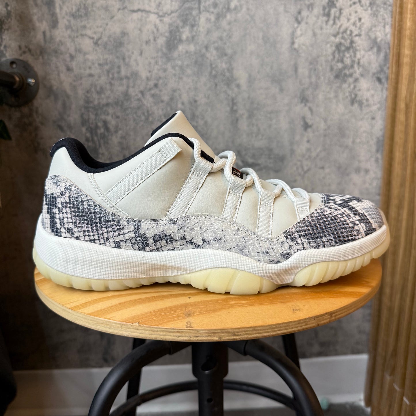 (PRE-OWNED) Jordan 11 Snakeskin low SZ 10