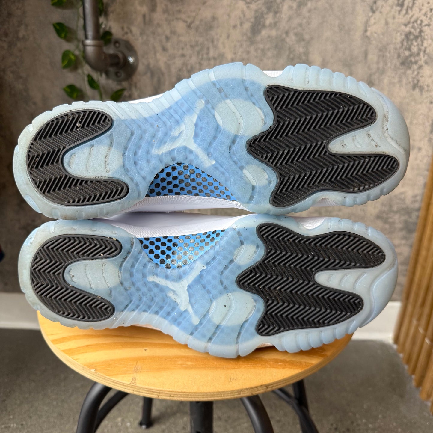 (PRE-OWNED) Jordan 11 Legend Blue SZ 12