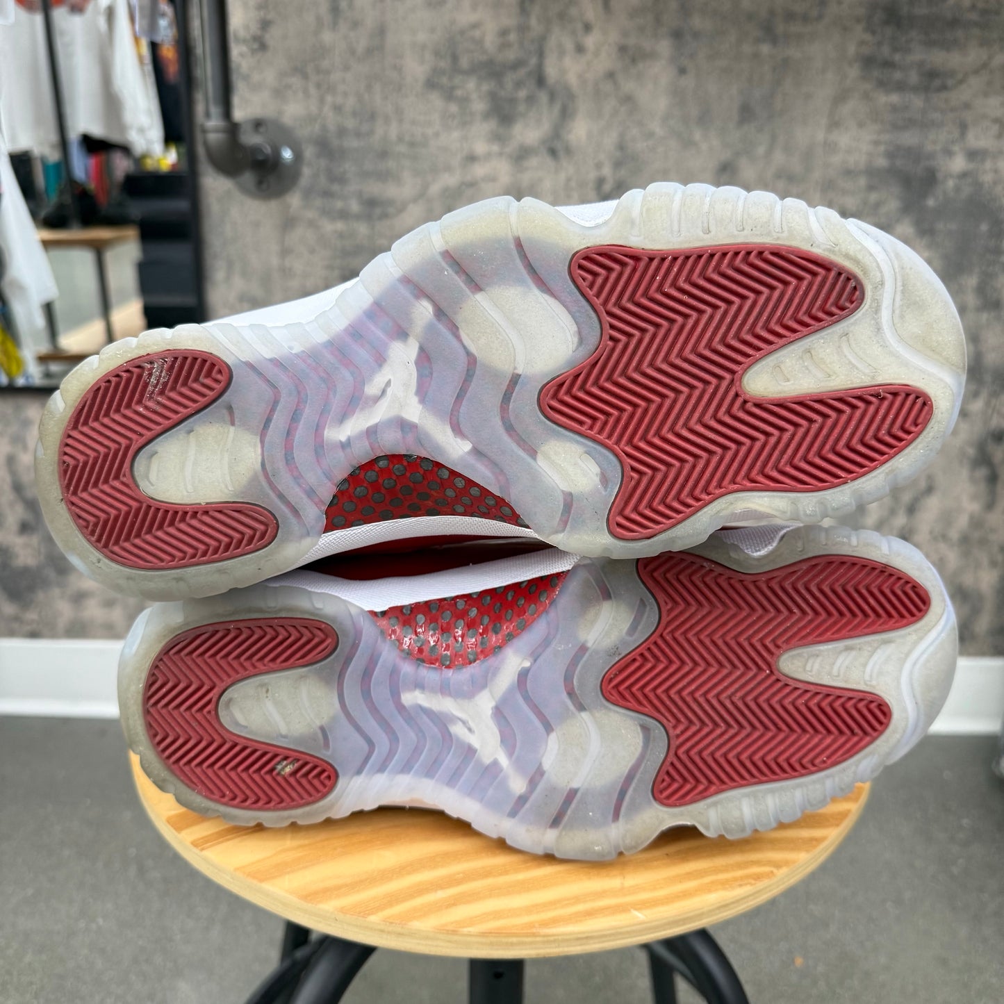 (PRE-OWNED) Jordan 11 Cherry SZ 10.5