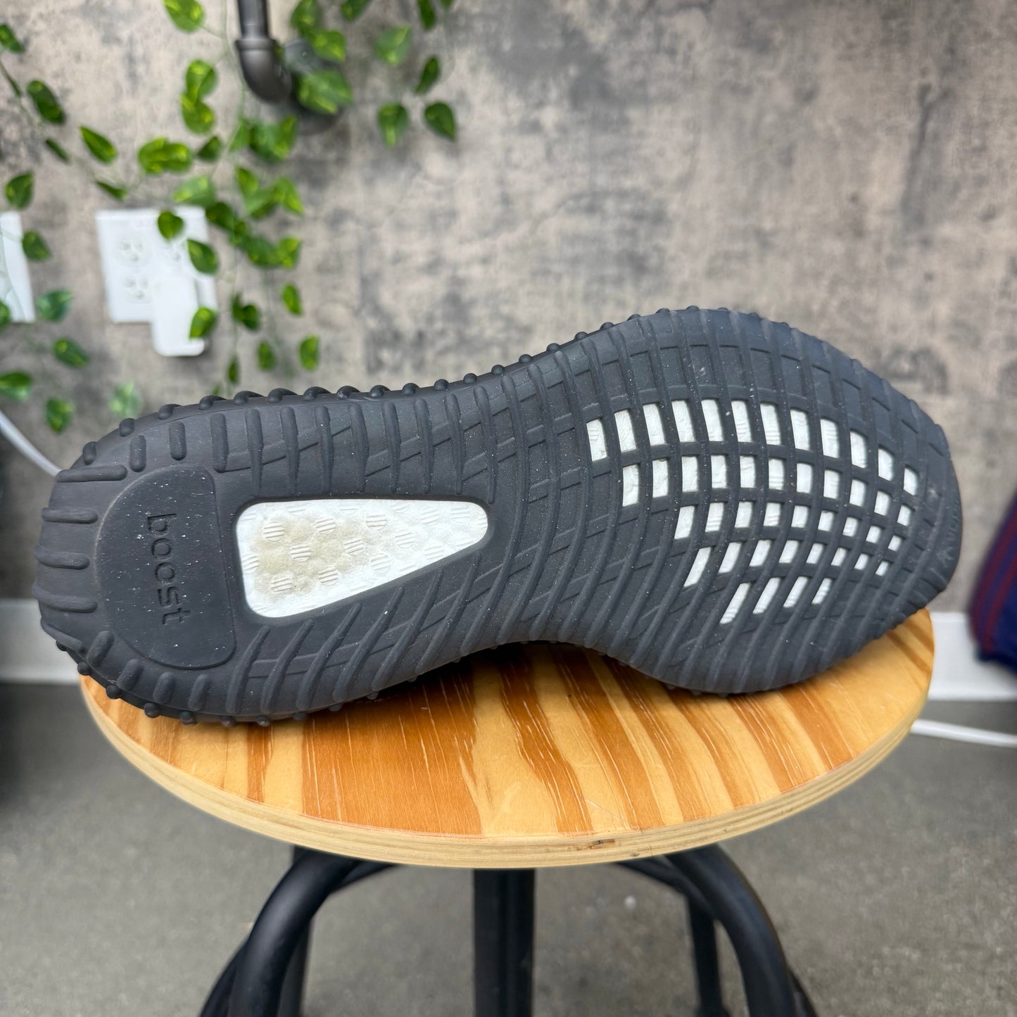 PRE-OWNED Yeezy 350v2 Onyx SZ 10