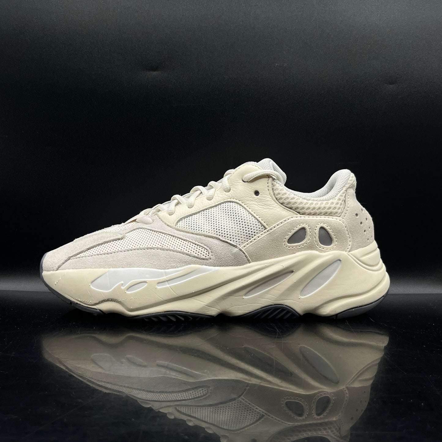 (PRE-OWNED) Adidas Yeezy Boost 700 Analog SZ 9