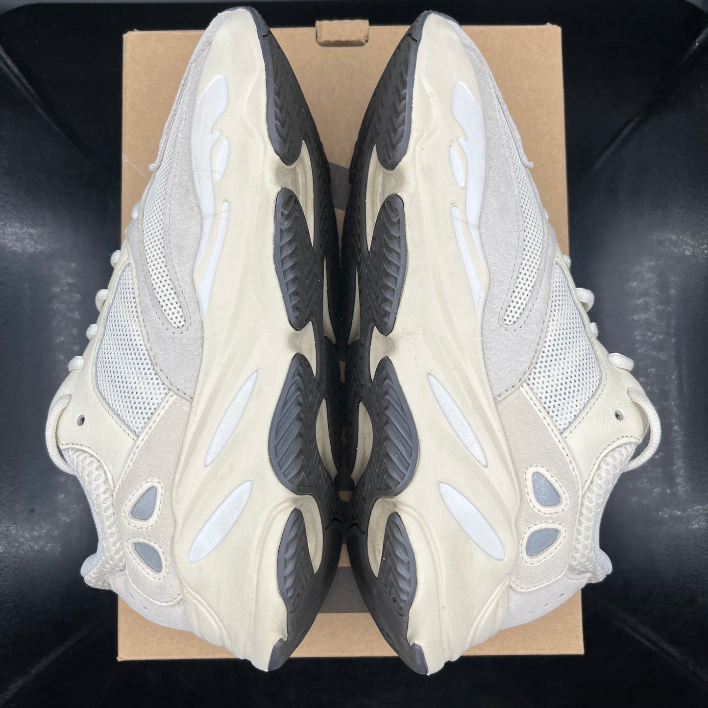(PRE-OWNED) Adidas Yeezy Boost 700 Analog SZ 9