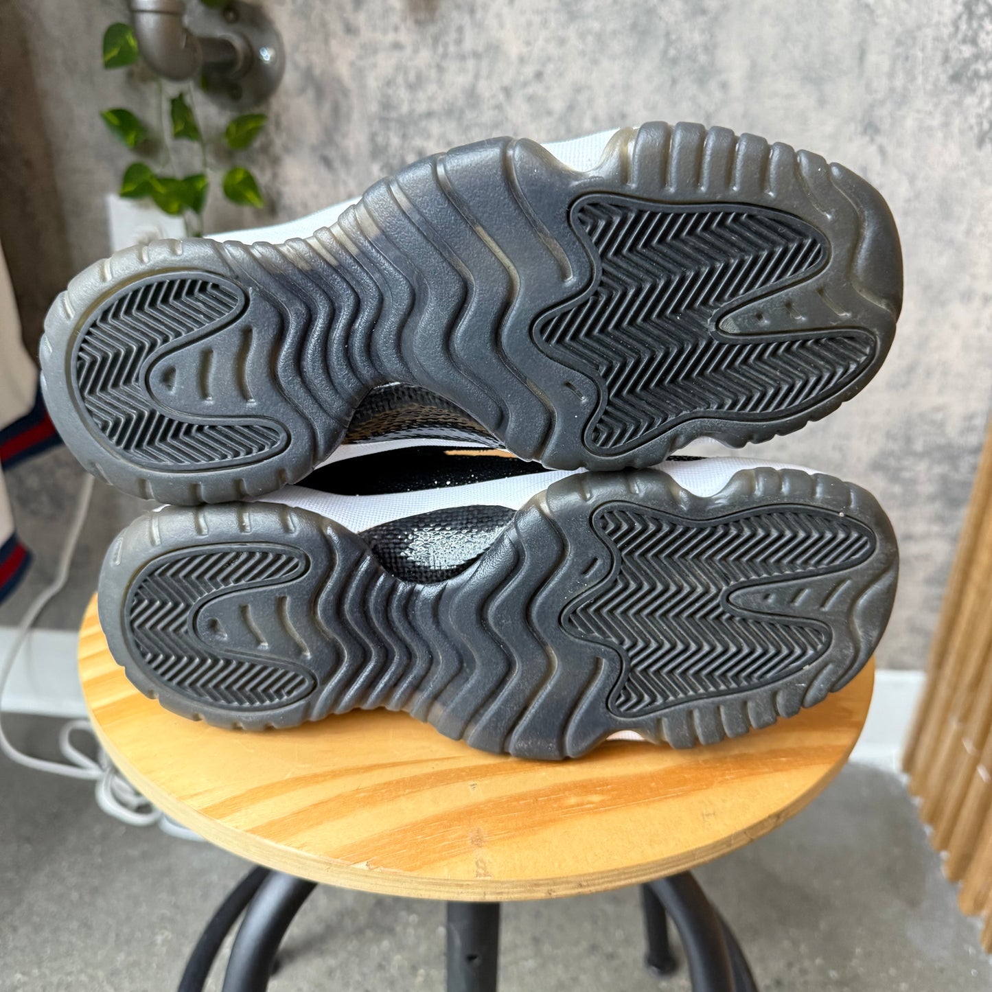 (PRE-OWNED) Jordan 11 Black Stringray SZ 7Y