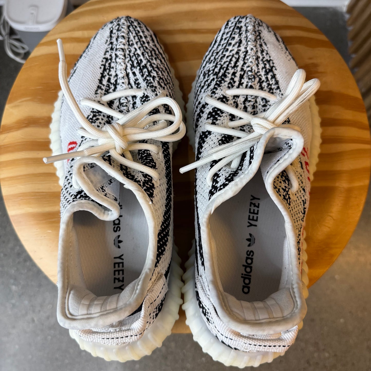(PRE-OWNED) Yeezy 350v2 Zebra SZ 7.5