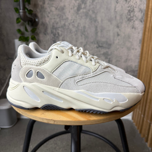 (PRE-OWNED) Yeezy 700 Analog SZ 8
