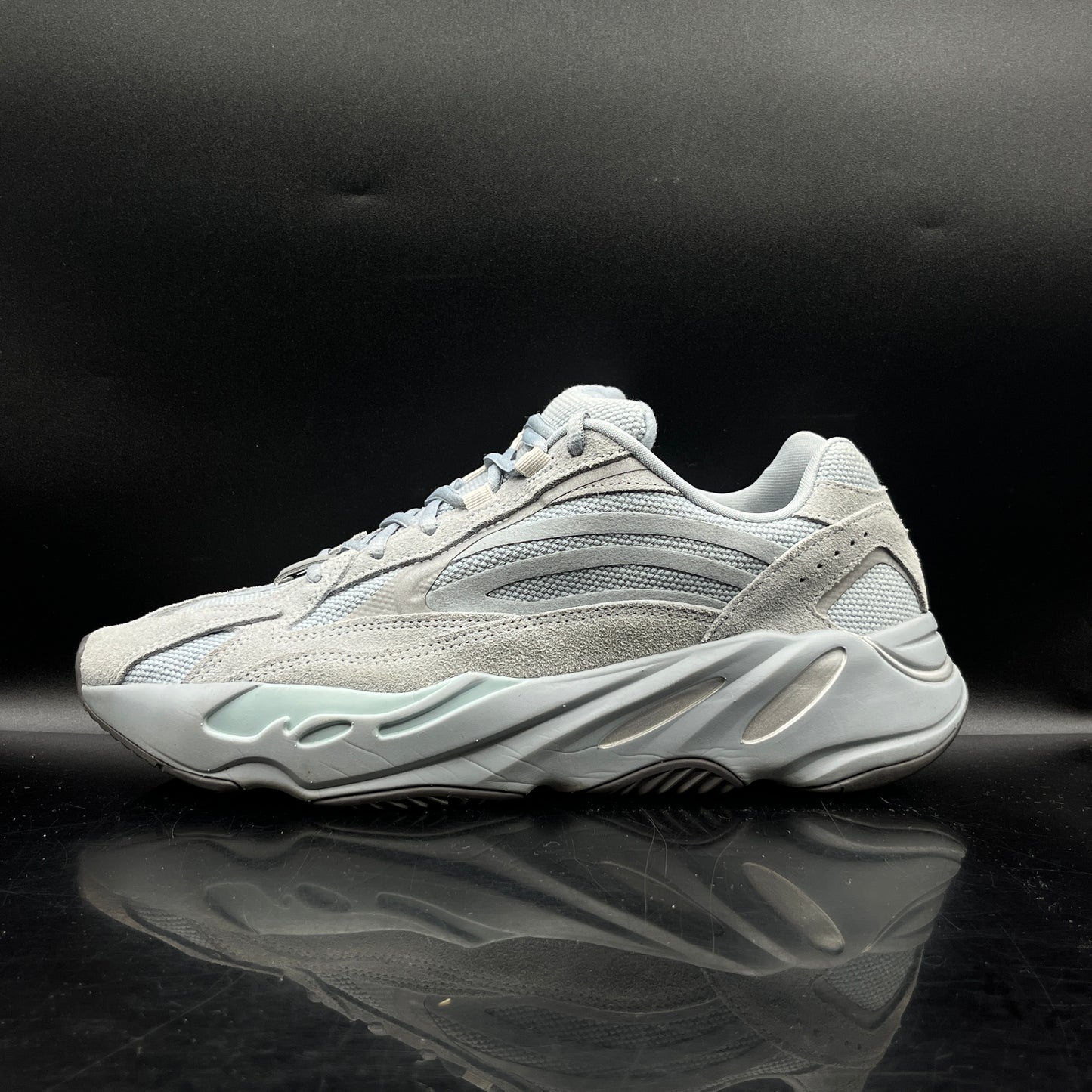(PRE-OWNED) Yeezy 700 Hospital Blue SZ 10.5