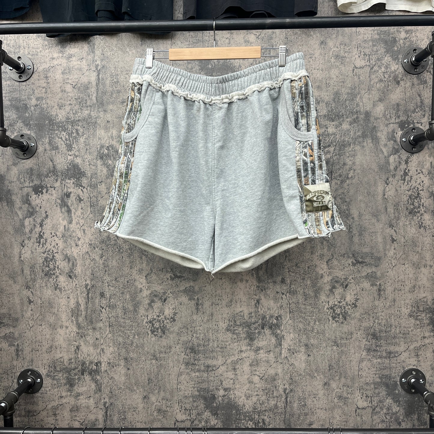 GV Raspberry Hills Grey / Camo Sweat Shorts SZ XL