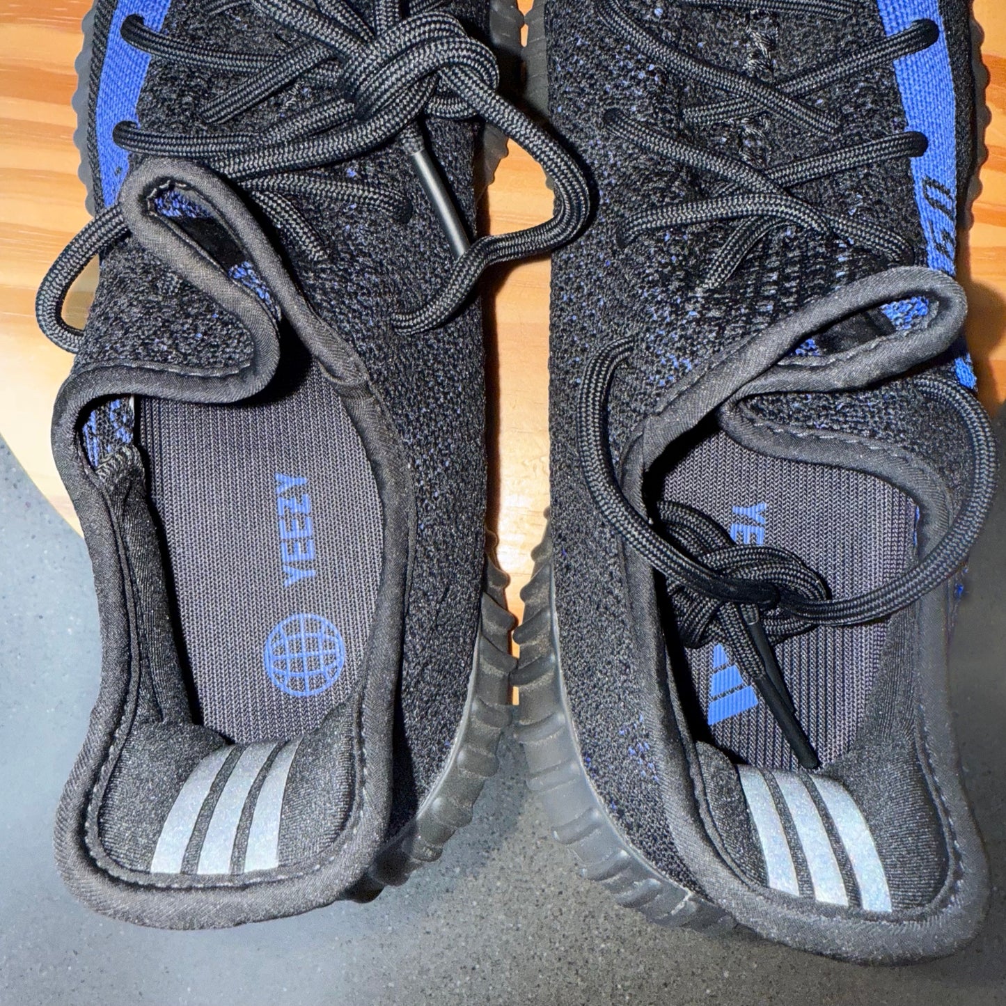 (PRE-OWNED) Yeezy 350v2 Dazzling Blue SZ 12