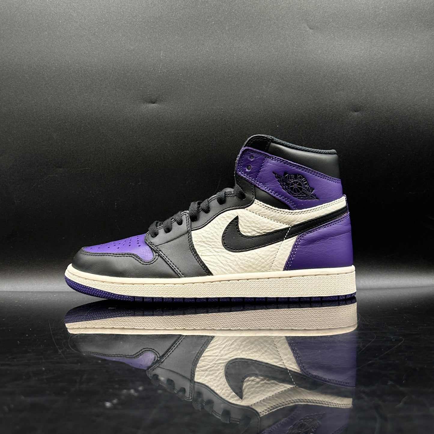 (PRE-OWNED) Jordan 1 Court Purple 1.0 SZ 8.5