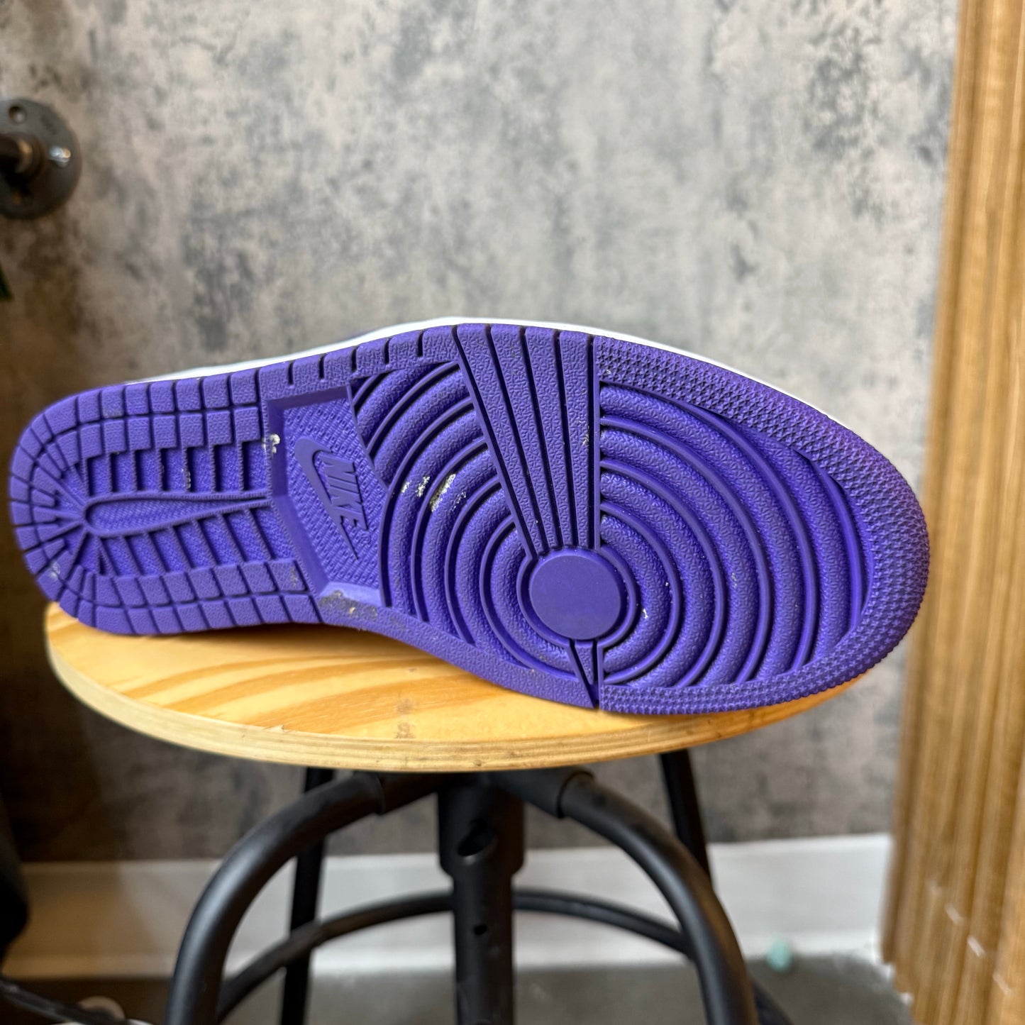 (PRE-OWNED) Jordan 1 Court Purple SZ 10.5