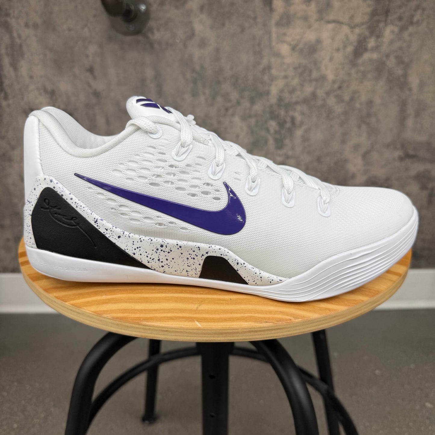 Kobe 9 Elite Low EM Court Purple SZ 8.5 (DS)