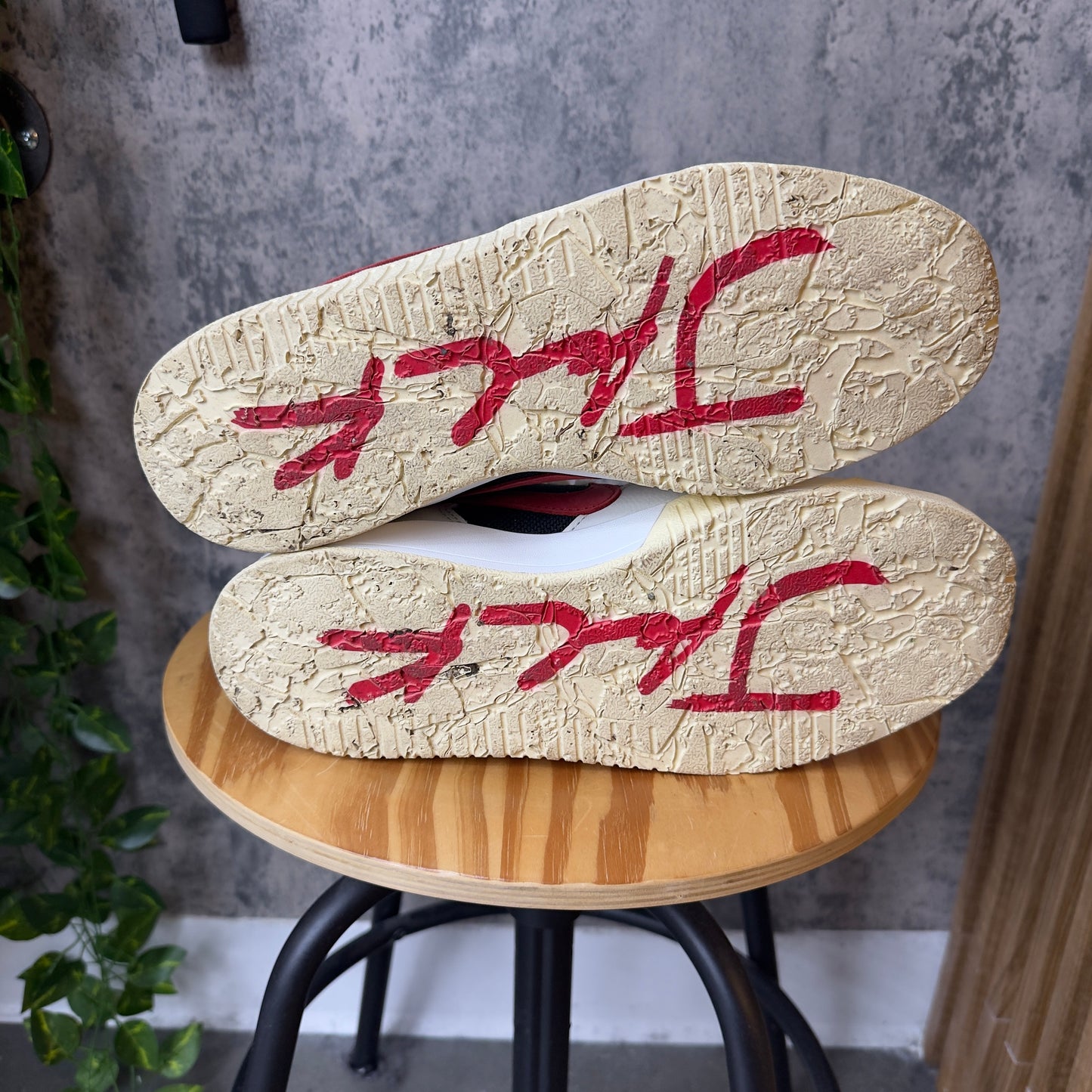 (PRE-OWNED) Travis Scott TR Jumpman Jack University Red SZ 9