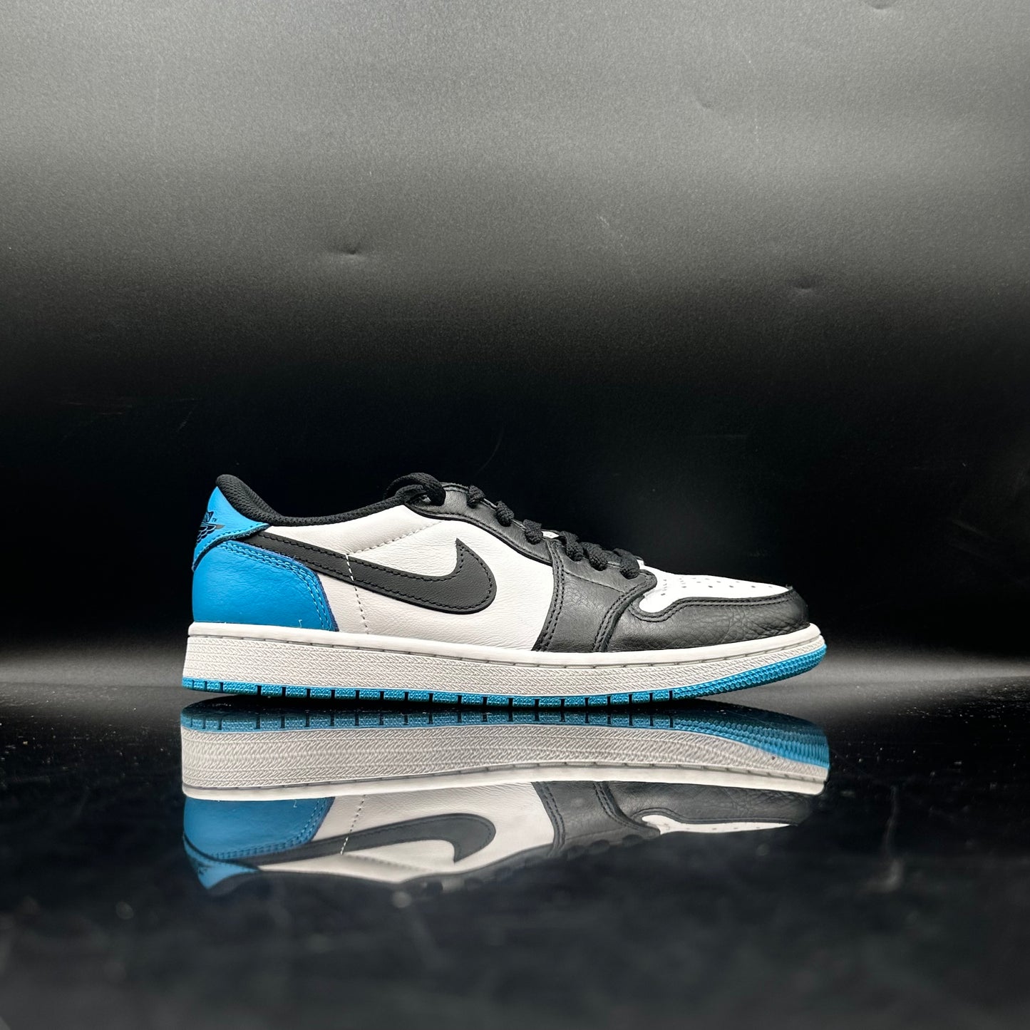 (PRE-OWNED) Jordan 1 Low Powder Blue SZ 7.5