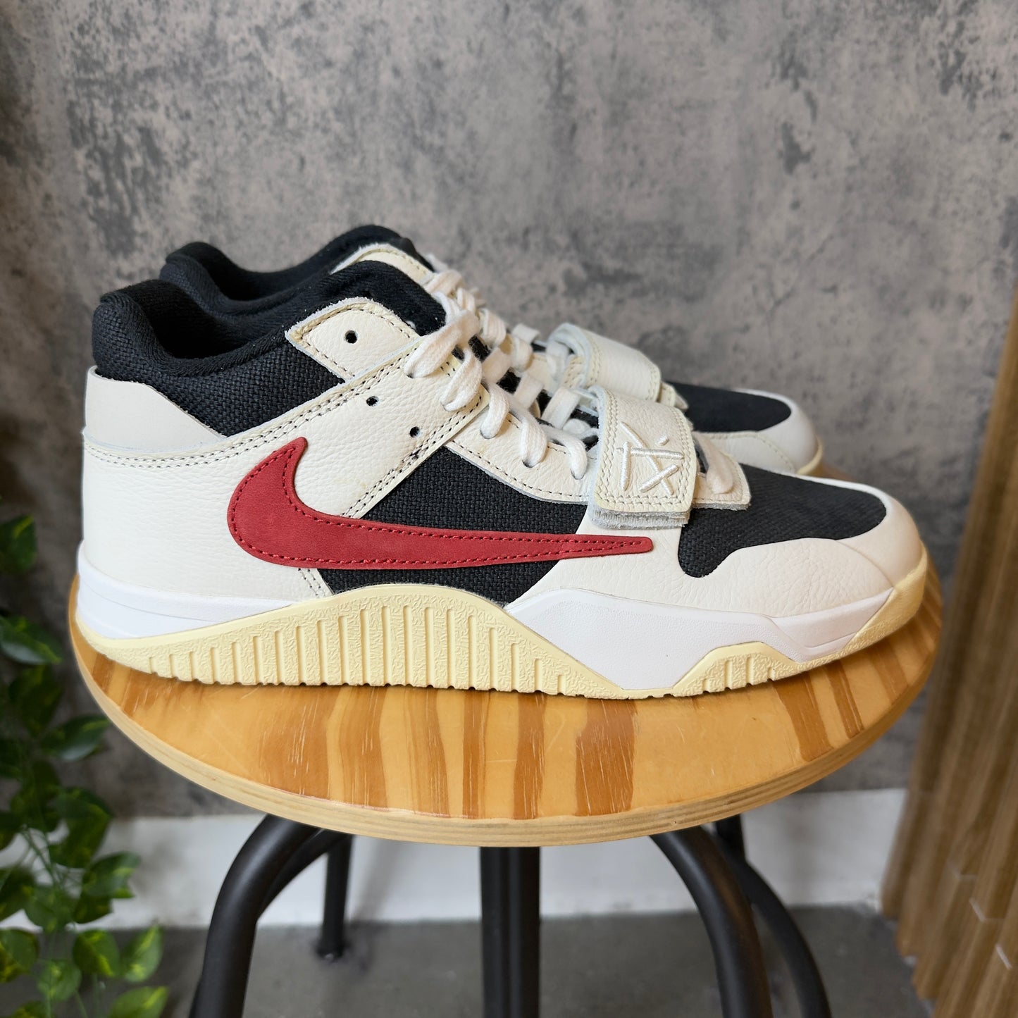 (PRE-OWNED) Travis Scott TR Jumpman Jack University Red SZ 9