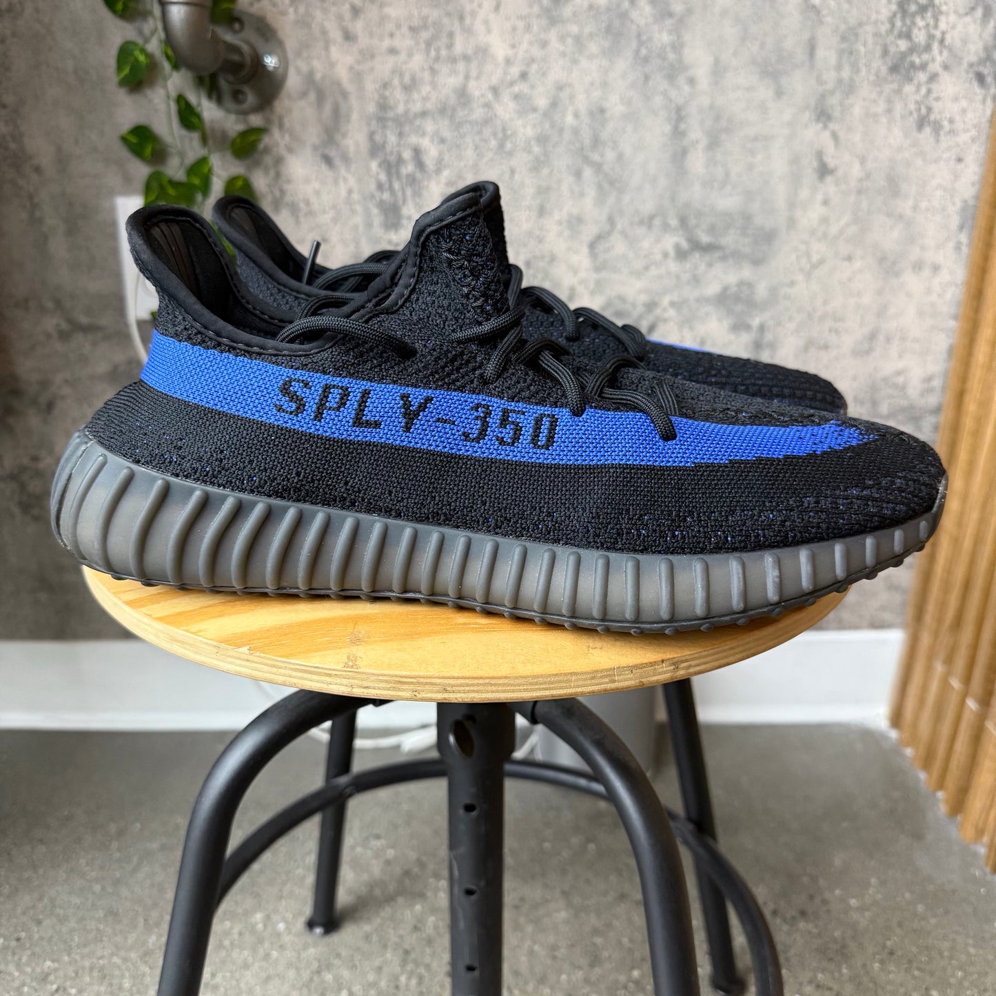(PRE-OWNED) Yeezy 350v2 Dazzling Blue SZ 12
