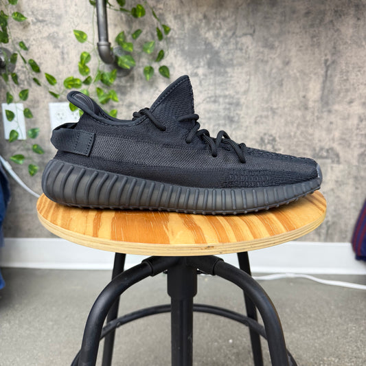 PRE-OWNED Yeezy 350v2 Onyx SZ 10