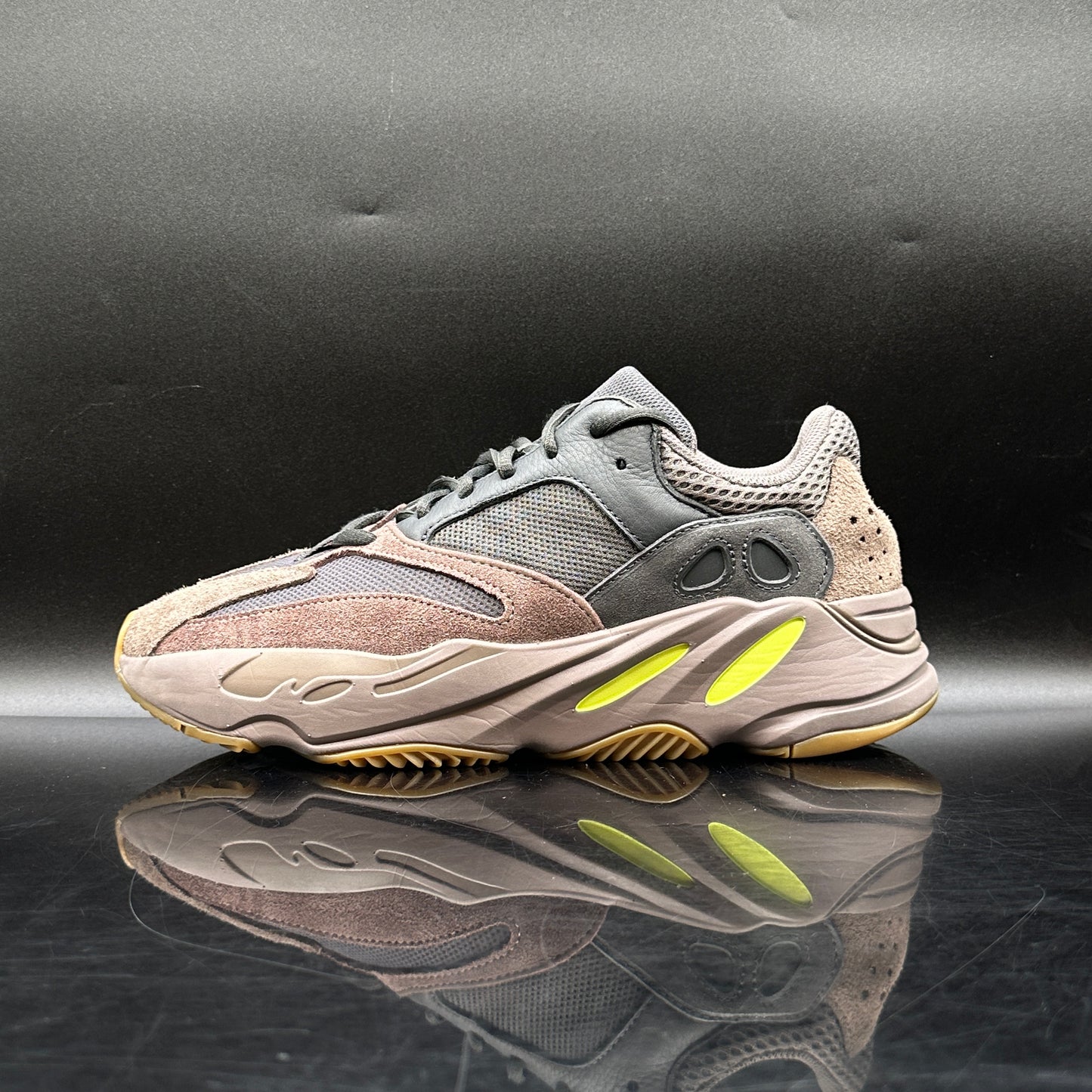 (PRE-OWNED) Yeezy 700 Mauve SZ 9