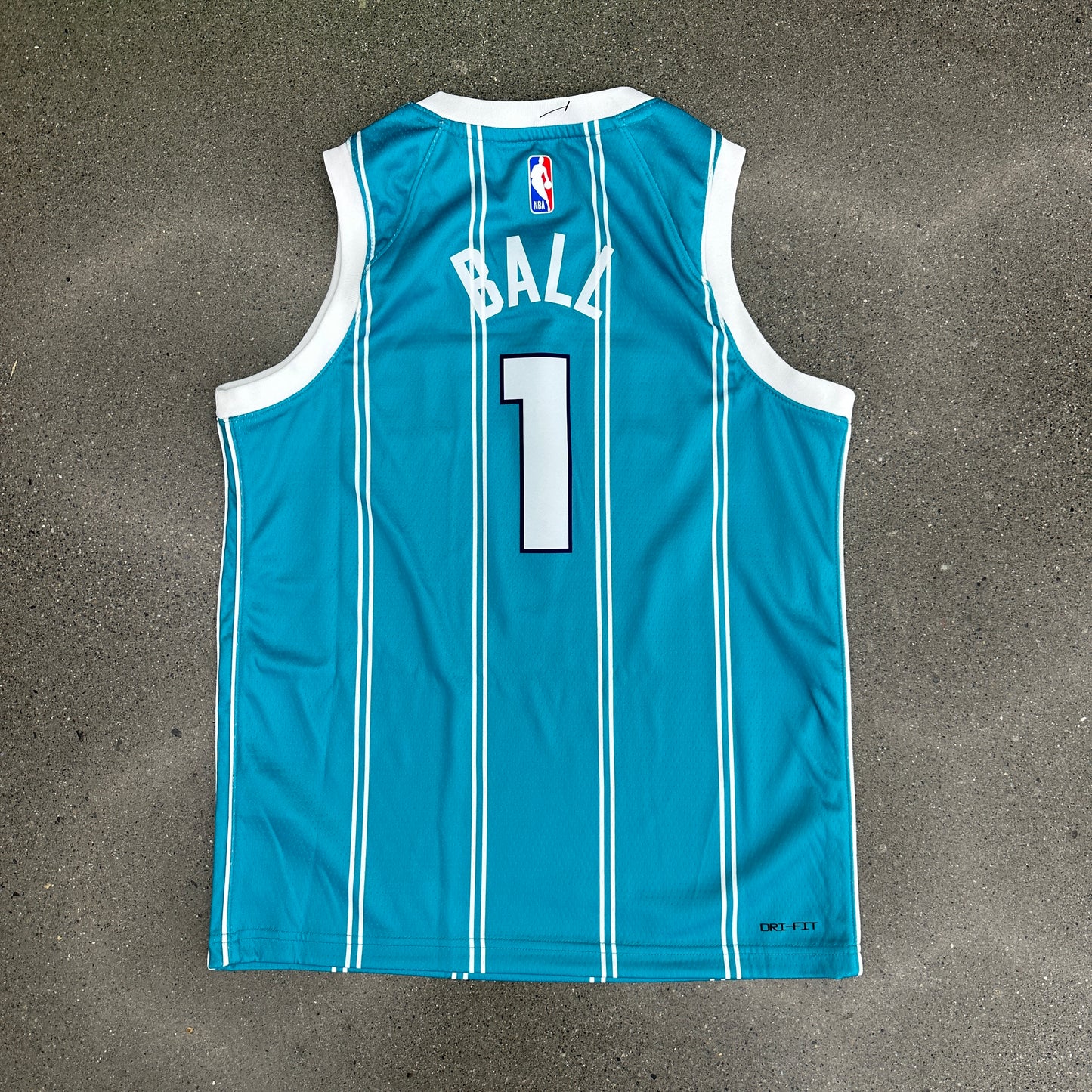 Lamelo Ball Hornets Jersey SZ M (Youth)