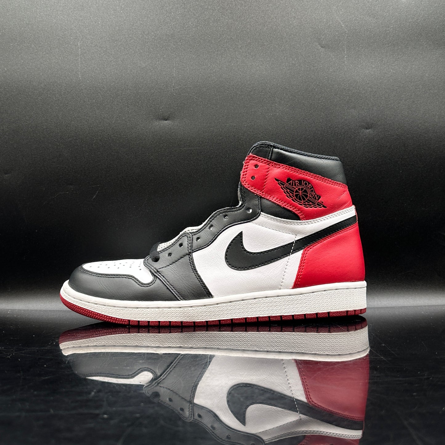 PRE-OWNED Jordan 1 Black Toe SZ 10