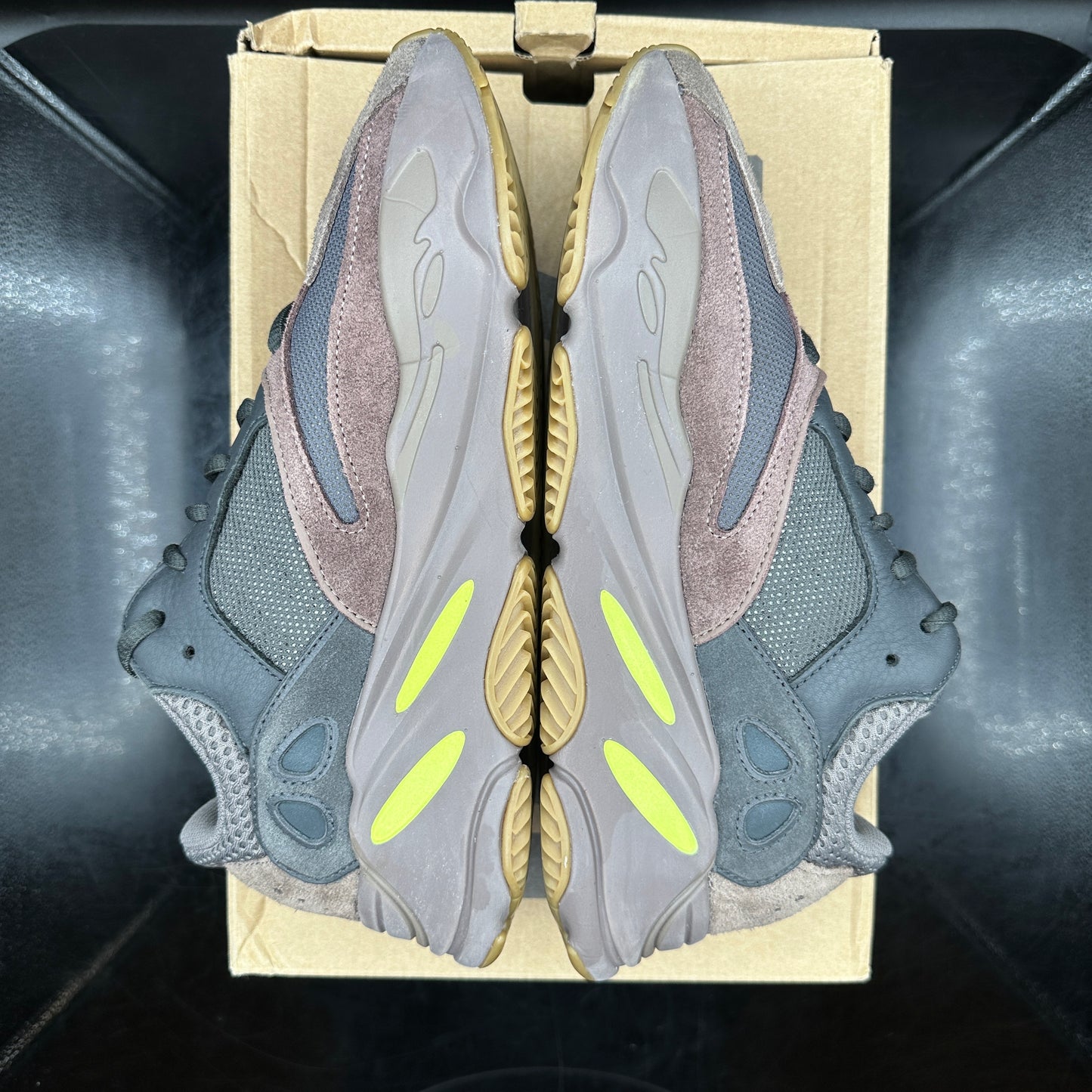 (PRE-OWNED) Yeezy 700 Mauve SZ 9