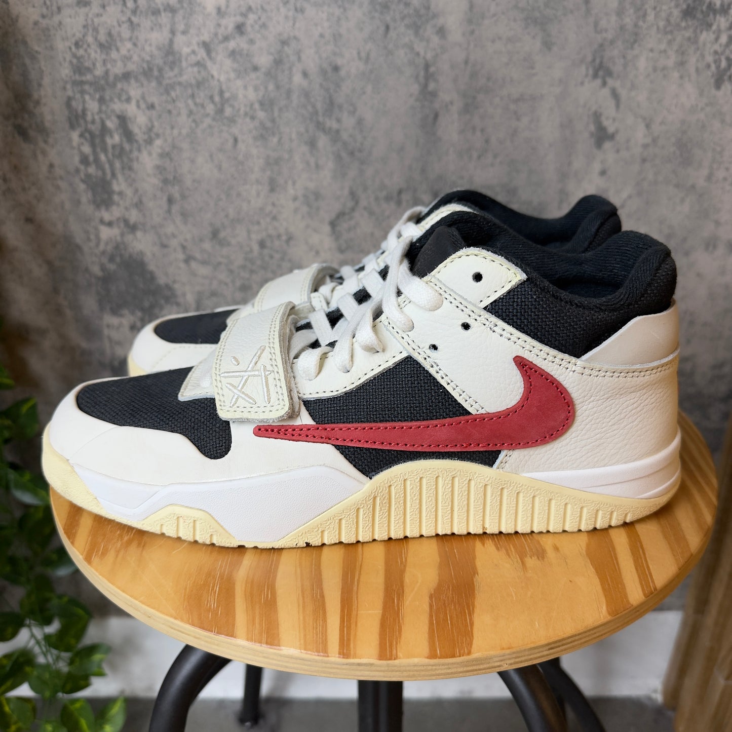 (PRE-OWNED) Travis Scott TR Jumpman Jack University Red SZ 9