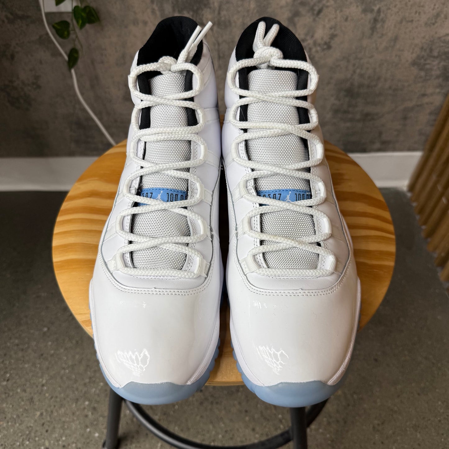 (PRE-OWNED) Jordan 11 Legend Blue SZ 12