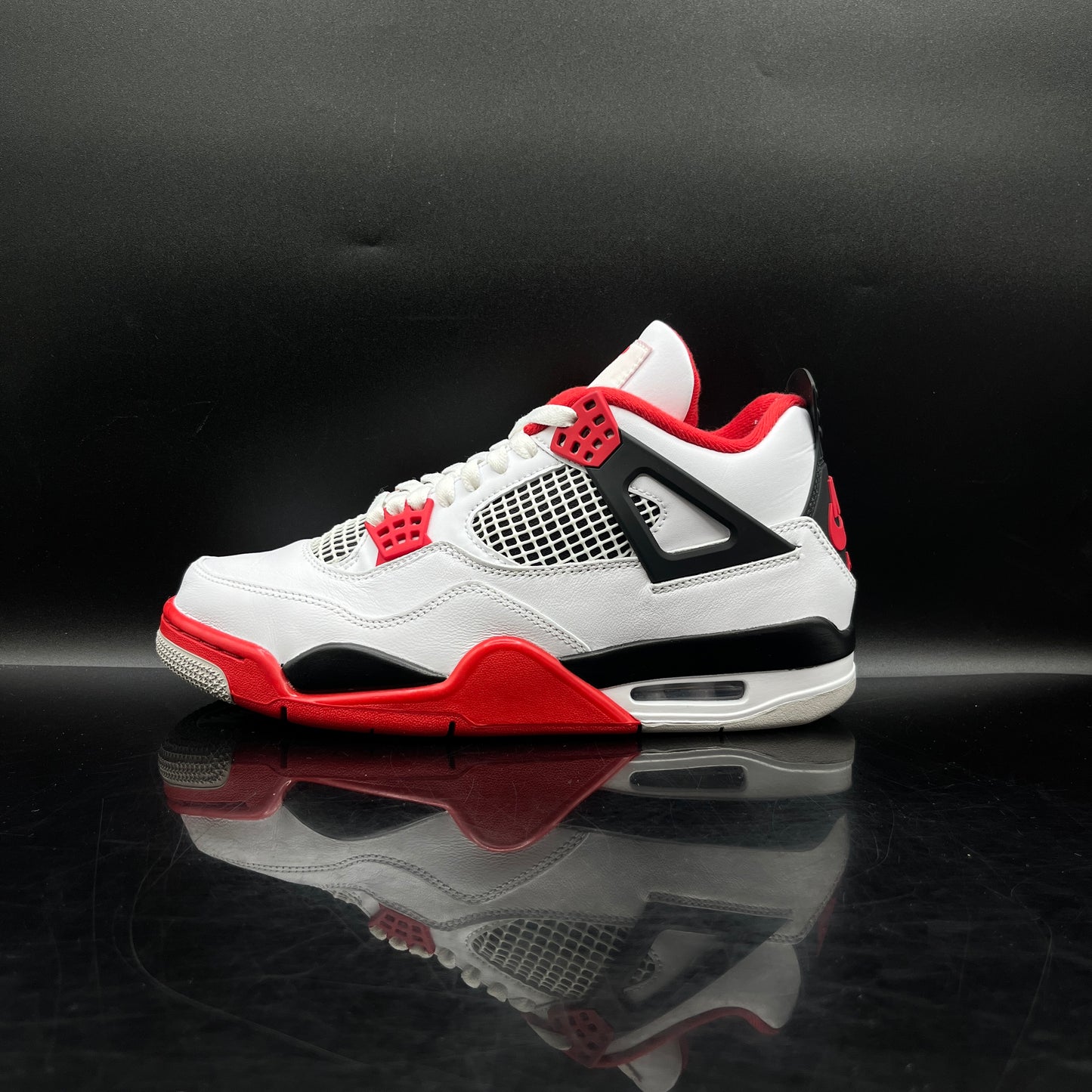 PRE-OWNED Jordan 4 Fire Red SZ 8.5