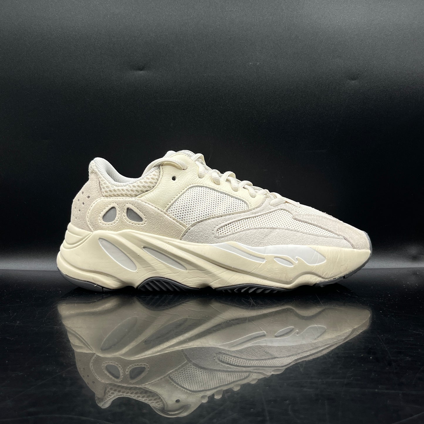 (PRE-OWNED) Adidas Yeezy Boost 700 Analog SZ 9