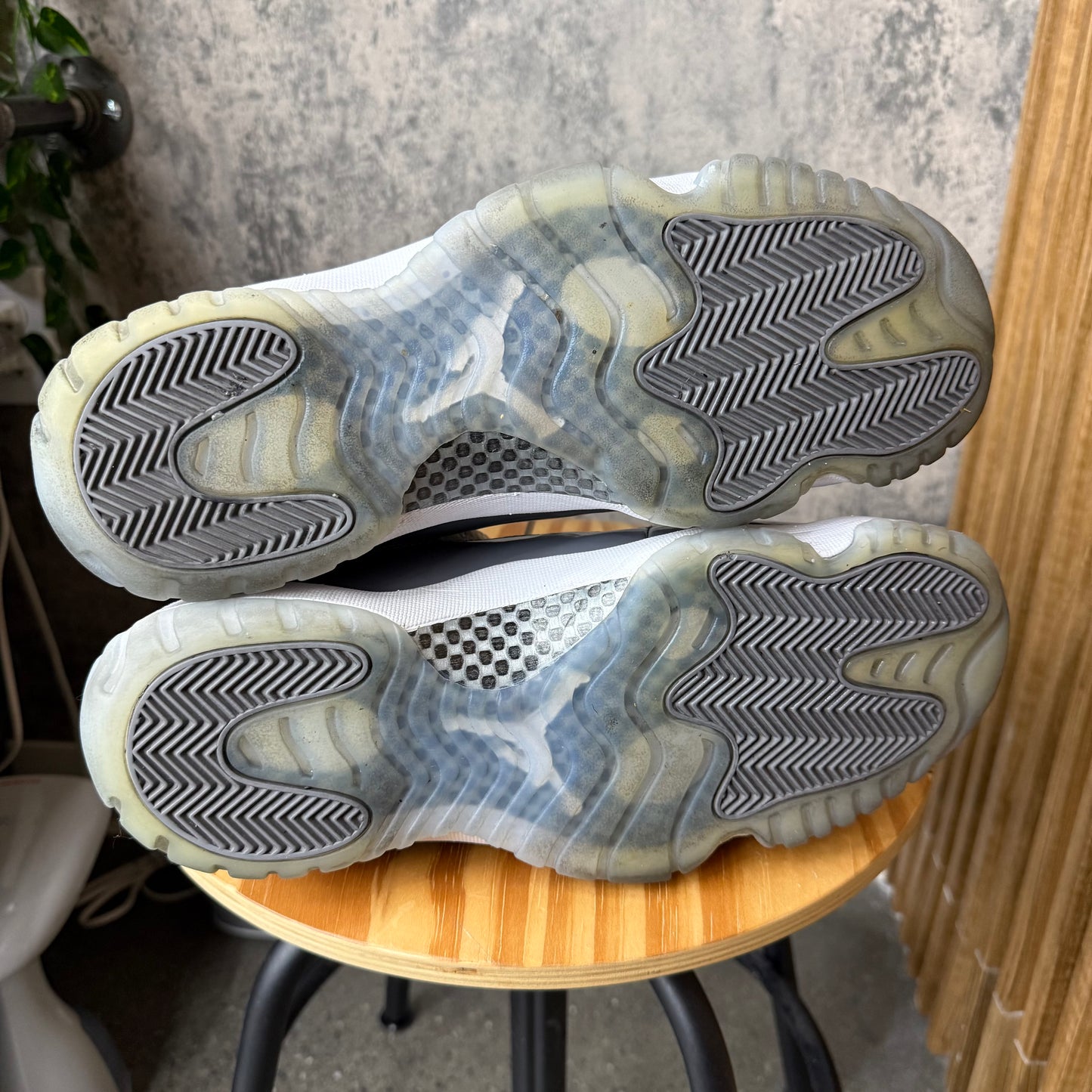 PRE-OWNED Jordan 11 Cool Grey SZ 11