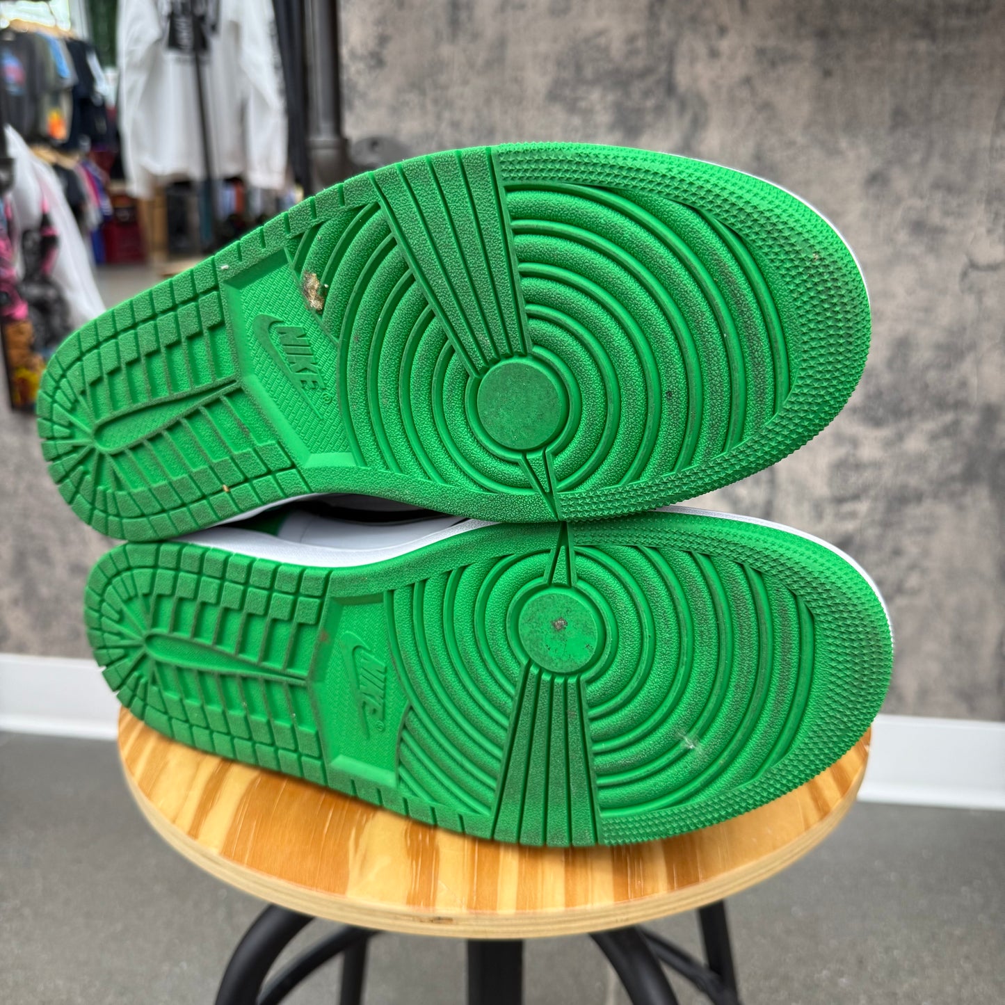 (PRE-OWNED) Jordan 1 Lucky Green SZ 12