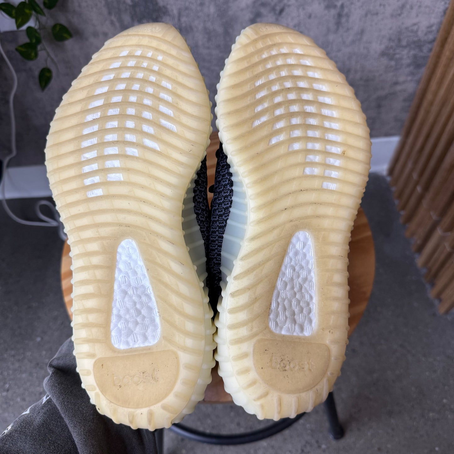 (PRE-OWNED) Yeezy 350v2 Carbon SZ 8