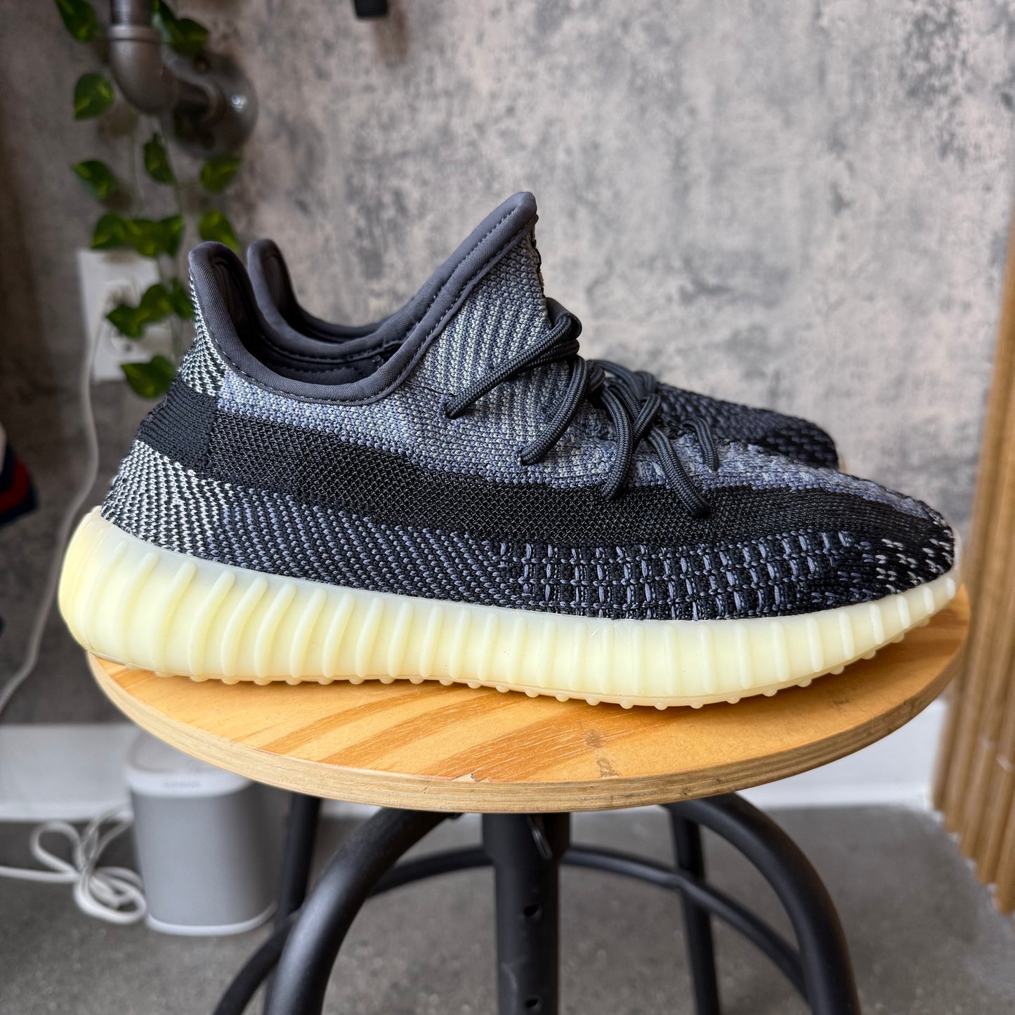 (PRE-OWNED) Yeezy 350v2 Carbon SZ 8