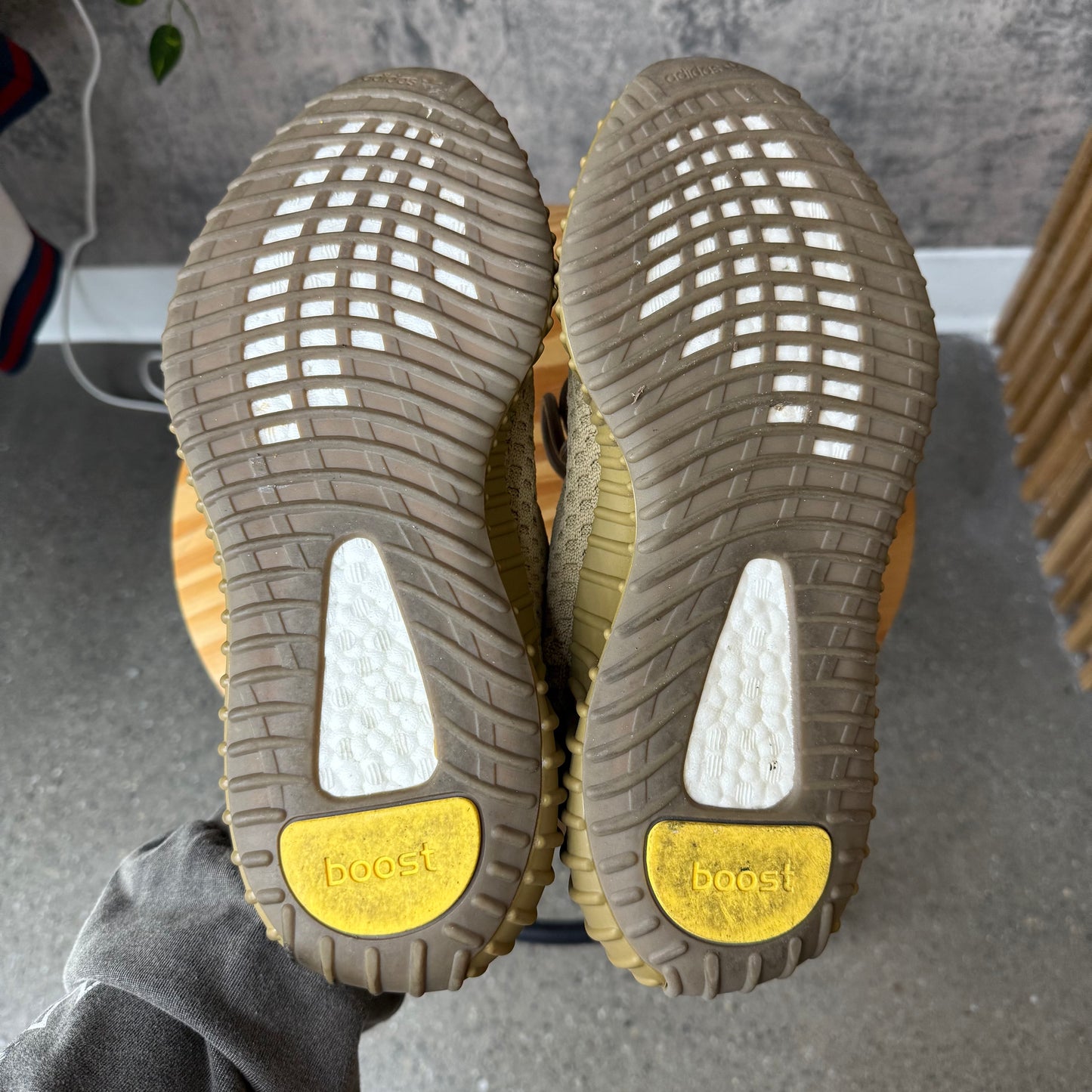 (PRE-OWNED) Yeezy 350v2 Earth SZ 8