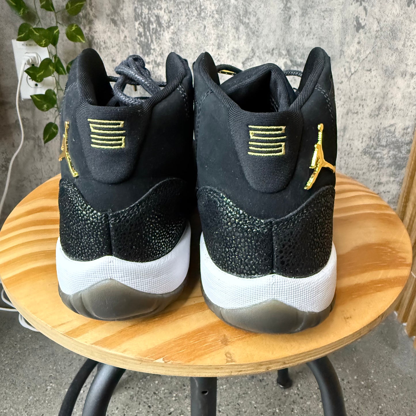 (PRE-OWNED) Jordan 11 Black Stringray SZ 7Y