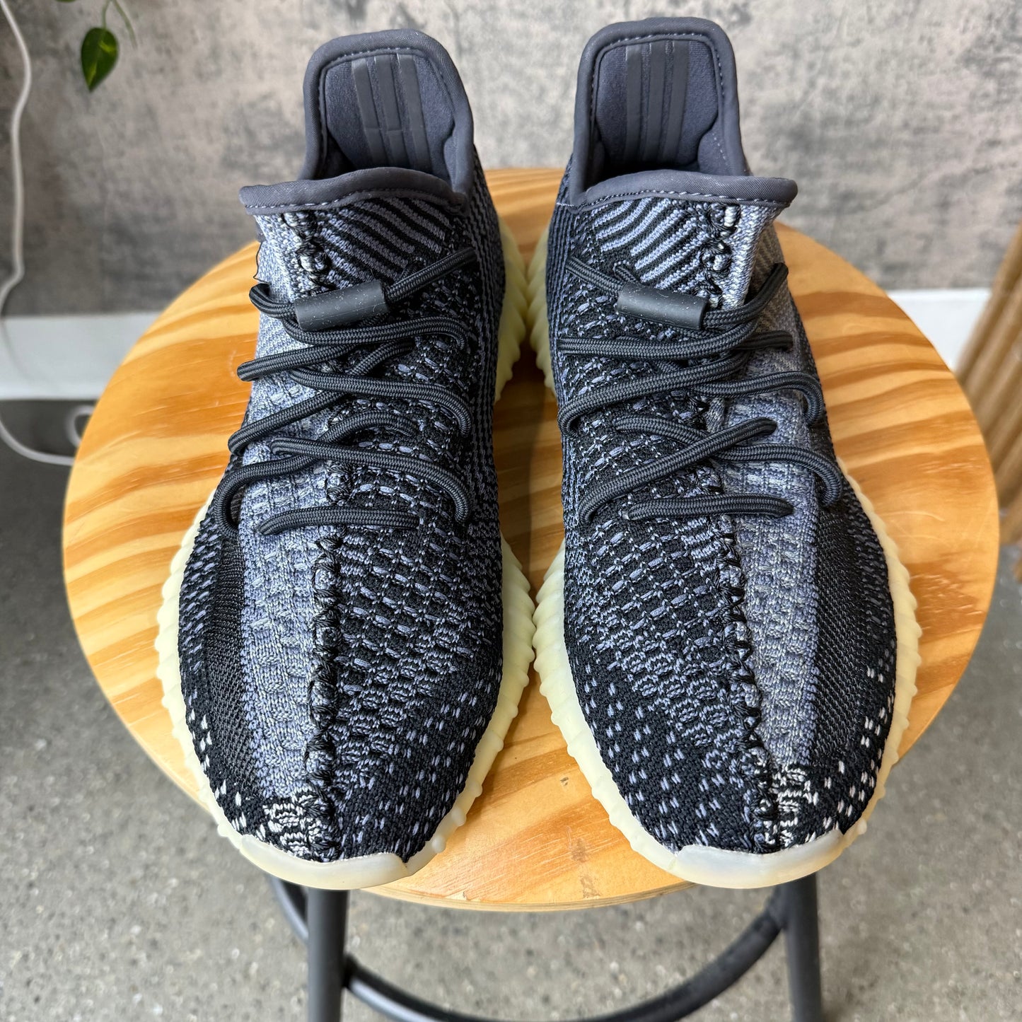 (PRE-OWNED) Yeezy 350v2 Carbon SZ 8