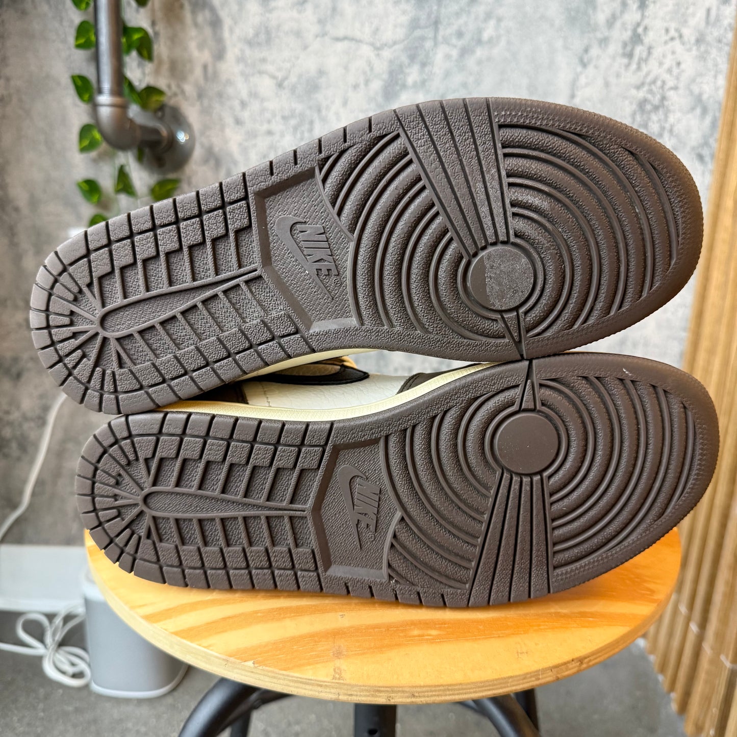 (PRE-OWNED) Travis Scott 1 Mocha High SZ 9.5