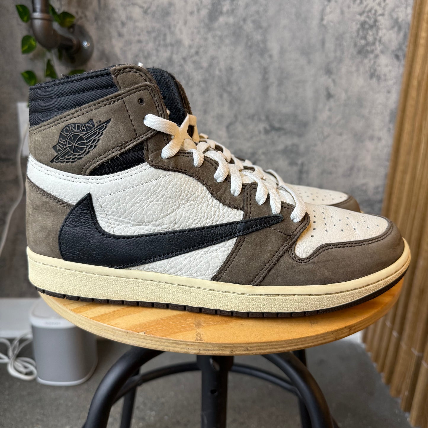 (PRE-OWNED) Travis Scott 1 Mocha High SZ 9.5