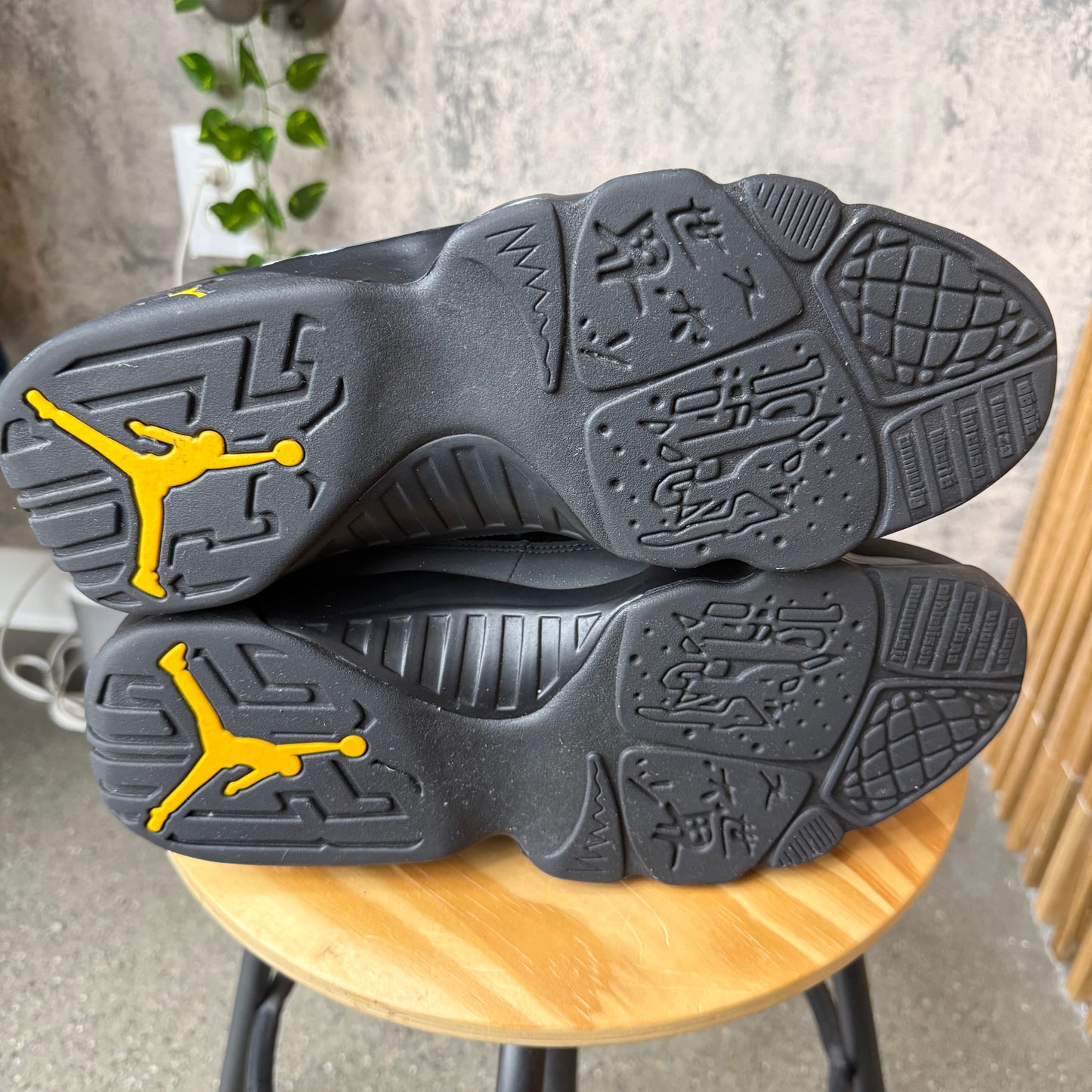 (PRE-OWNED) Jordan 9 University Gold SZ 12