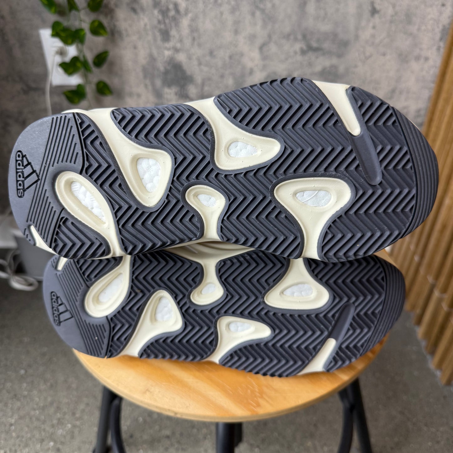 (PRE-OWNED) Yeezy 700 Analog SZ 8