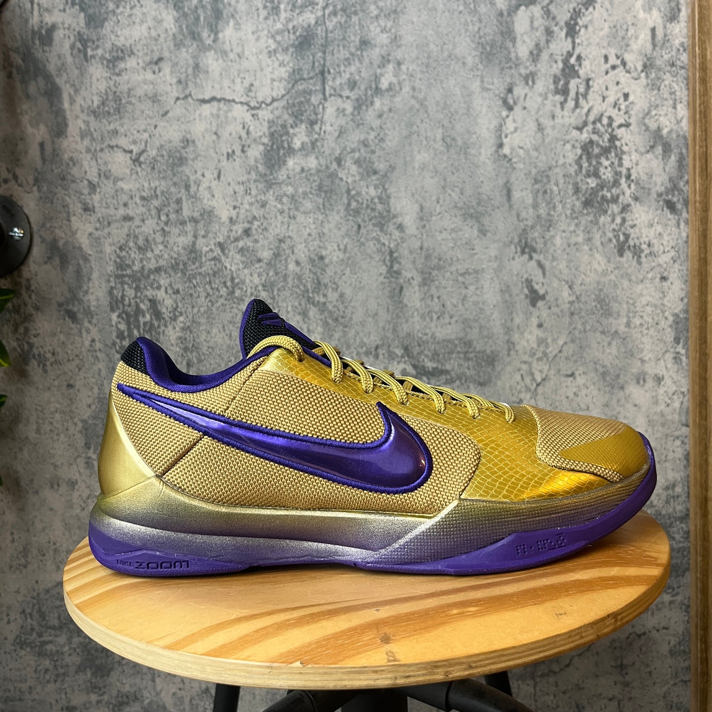 Kobe 5 UNDFTD Gold Medal SZ 11.5 (DS)