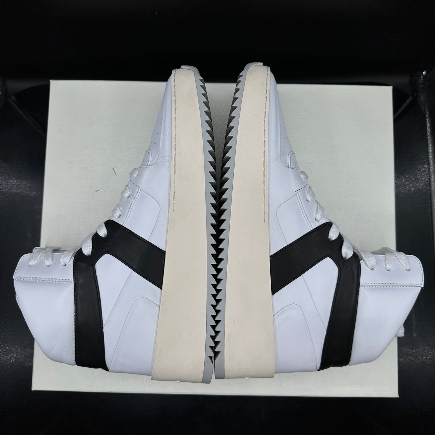 PRE-OWNED Fear of God Basketball Black/White SZ 9M / EU40