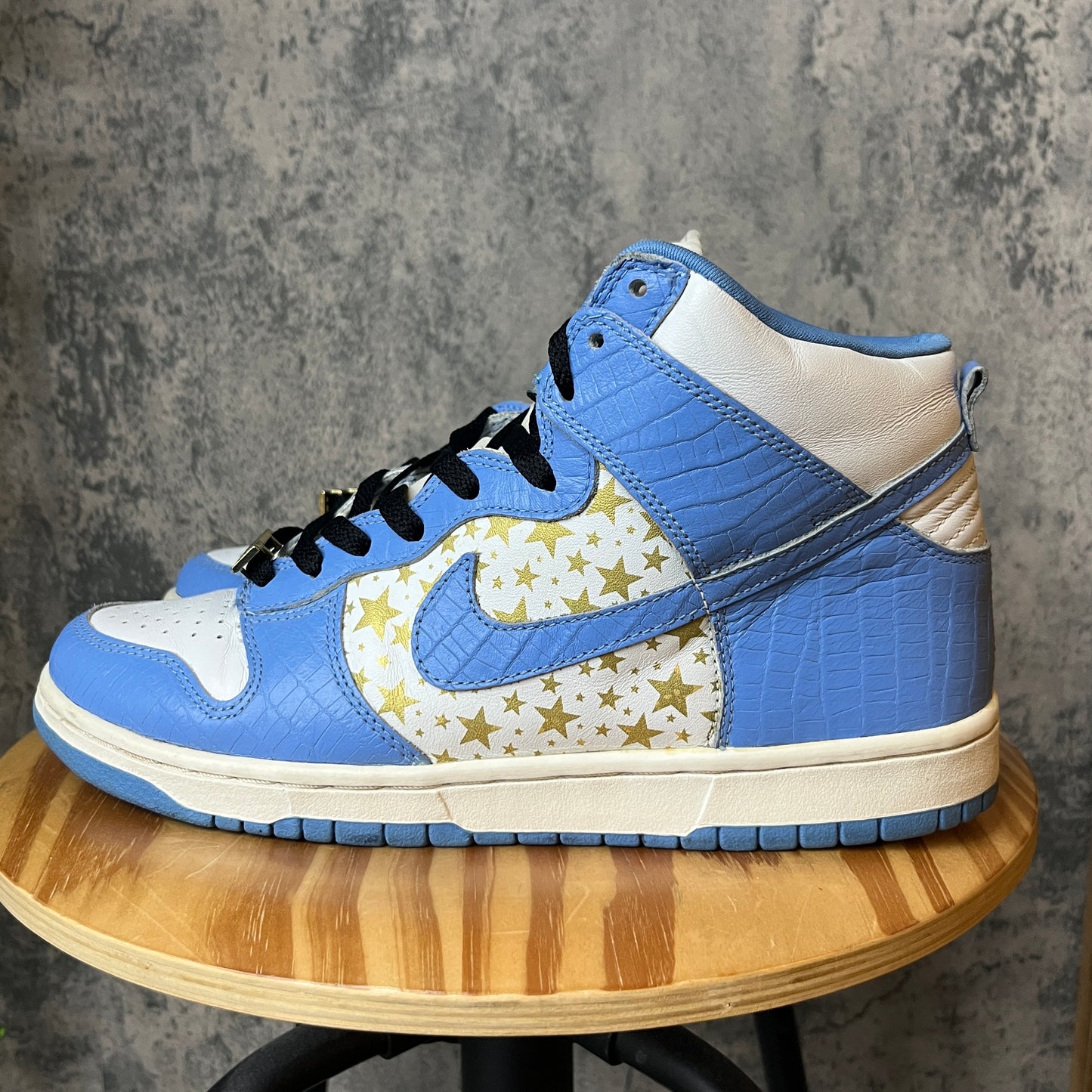 PRE-OWNED Nike Supreme SB Dunk Hi UNC SZ 9.5