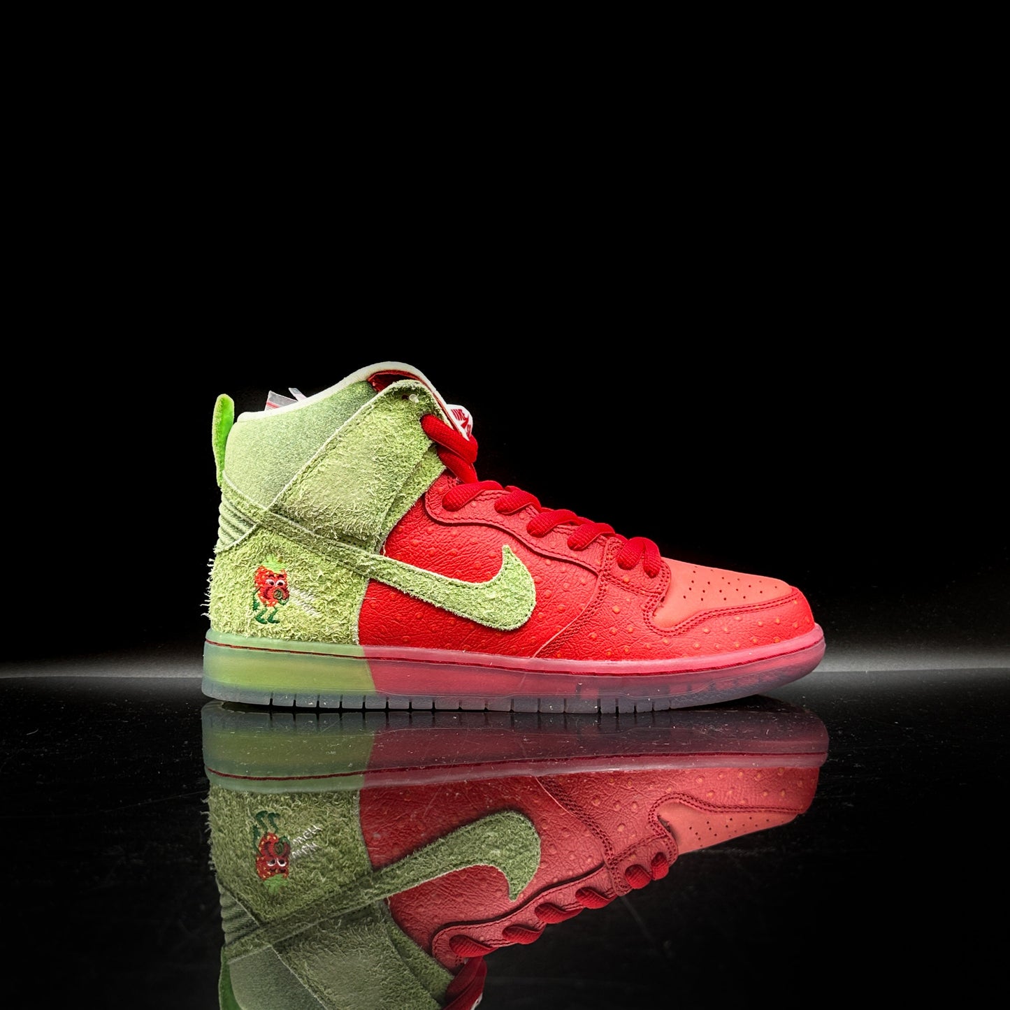 Nike SB Dunk High Strawberry Cough SZ 7 (DS)