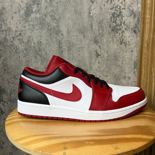 Jordan 1 Low Bulls Home SZ 11 (DS)